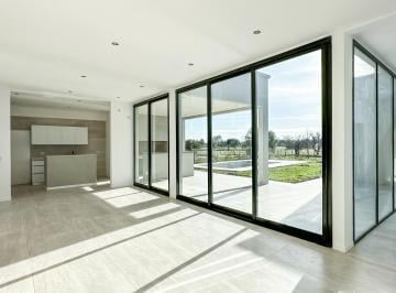 Casa · 200m² · 7 Ambientes · 2 Cocheras · Casa en Venta Al Golf - Medal Country Club, Pilar - 7 Ambientes