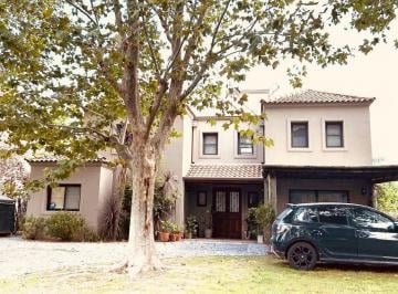 Casa de 6 ambientes, Pilar · Casa de 275 m² con 4 Dorm. en Alquiler en Ayres de Pilar