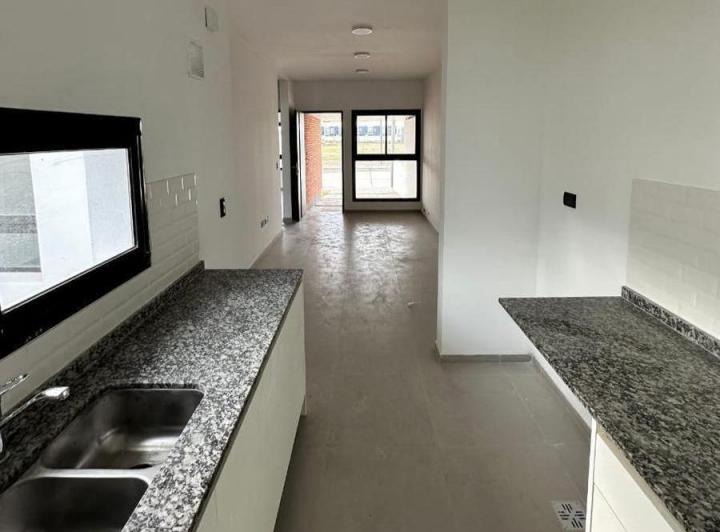 Casa · 70m² · 4 Ambientes · 2 Cocheras