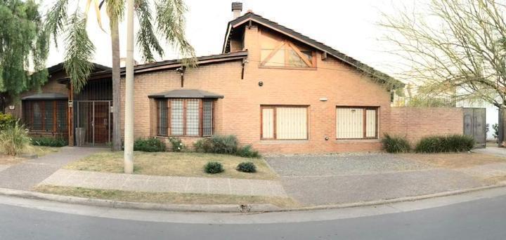 Casa · 409m² · 6 Ambientes · 4 Cocheras