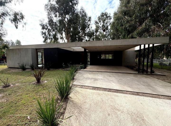 Casa · 250m² · 4 Ambientes · 2 Cocheras