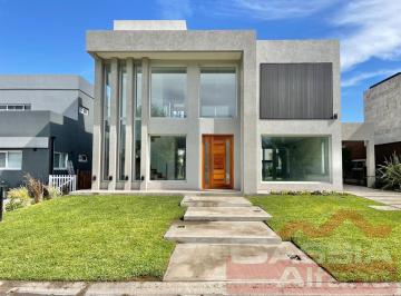 Casa · 185m² · 4 Ambientes · 4 Cocheras · Casa - Brisas de Adrogué