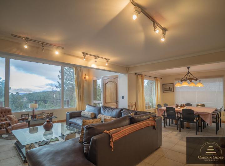 Casa · 300m² · 10 Ambientes · 2 Cocheras