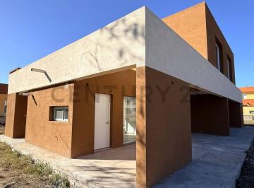 Casa · 80m² · 3 Ambientes · 2 Cocheras · Venta de Casa 3 Ambientes en Zelaya