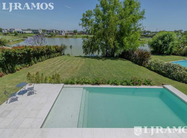 Casa · 855m² · 5 Ambientes · 5 Cocheras