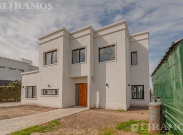 Casa · 820m² · 5 Ambientes · 4 Cocheras · Casa en Venta a Estrenar Al Lago Canton Norte Pg