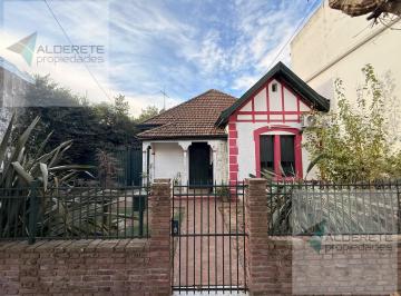 Casa · 135m² · 4 Ambientes · 4 Cocheras · Vende Casa Chalet Ingles Gran Jardin en Bernal