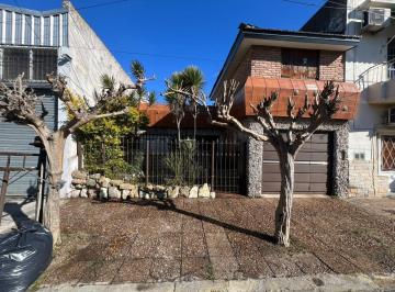 Casa · 104m² · 4 Ambientes · 1 Cochera · Venta de Casa de 4 Ambientes en La Tablada