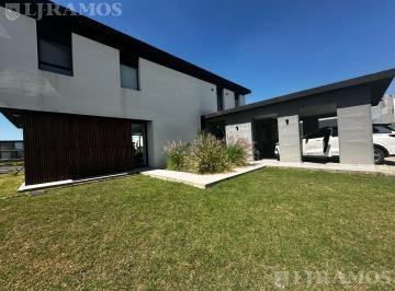 Casa · 186m² · 5 Ambientes · 6 Cocheras · Casa en Venta con Renta a La Laguna Barrio Islas El Canton a Estrenar
