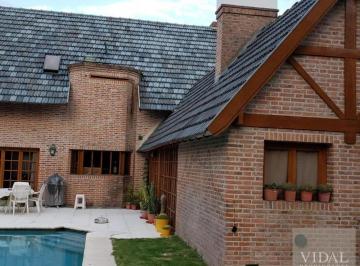 Casa · 220m² · 4 Ambientes · 3 Cocheras · Casa Venta Campo Chico Country Club Pilar