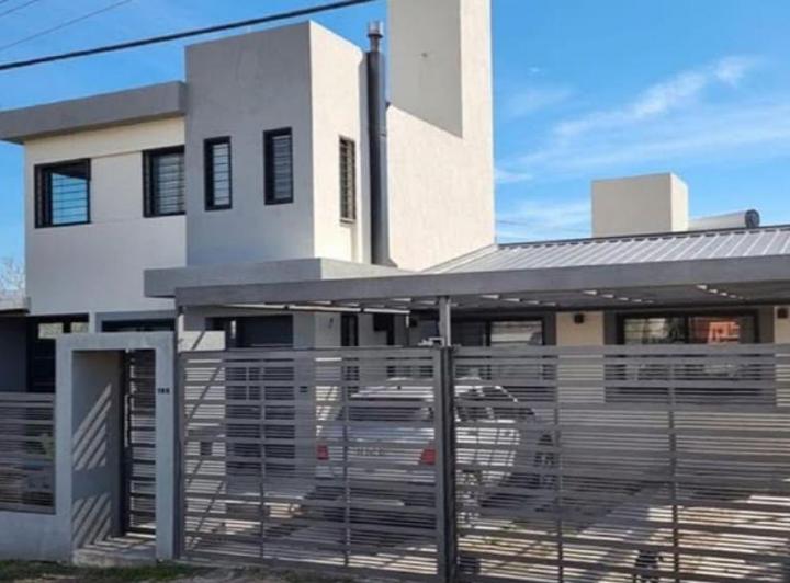 Casa · 240m² · 9 Ambientes · 2 Cocheras