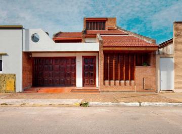 Casa · 170m² · 4 Ambientes · 2 Cocheras · Casa de Categoria en Venta