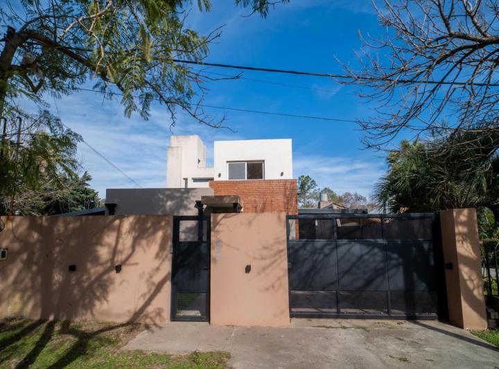 Casa · 124m² · 6 Ambientes · 2 Cocheras
