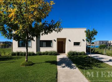 Casa · 144m² · 5 Ambientes · 1 Cochera · Casa en Venta en Santa Lucia, Pilar del Este