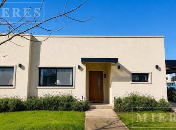Casa · 144m² · 5 Ambientes · 1 Cochera · Casa en Venta en Santa Lucia, Pilar del Este
