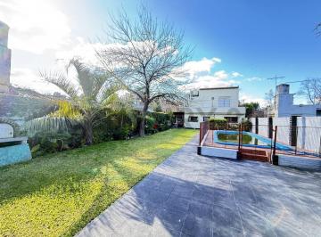 Casa · 250m² · 5 Ambientes · 2 Cocheras · Venta Casa 5 Ambientes en Hurlingham - Apta Credito Hipotecario - Toma Permuta Menor Valor