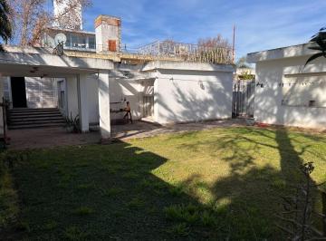 Casa · 232m² · 5 Ambientes · 4 Cocheras · Venta Casa 3 Dorm. con Jardin en El Centro de Cañada de Gomez