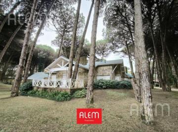 Casa · 270m² · 7 Ambientes · 2 Cocheras · Casa en Venta en Cariló, Doble Lote en La Mejor Ubicación