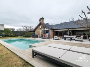 Casa · 330m² · 6 Ambientes · 2 Cocheras · Venta - Casa 4 Dorm. con Jardín y Piscina en Barrio Privado - Kentucky Club de Campo.