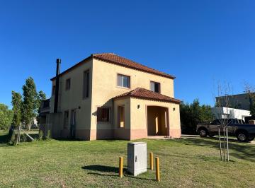 Casa · 240m² · 4 Ambientes · 2 Cocheras · Casa en Venta