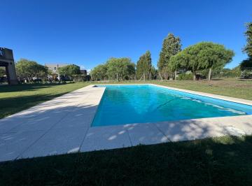 Casa · 240m² · 4 Ambientes · 2 Cocheras · Casa en Venta