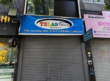 Vista exterior del local comercial, con persiana cerrada. · Local Comercial en Alquiler