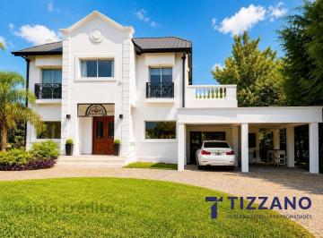 Casa · 350m² · 5 Ambientes · 5 Cocheras · Casa en Alquiler en Village del Parque