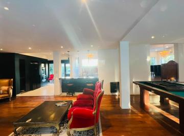 Casa · 350m² · 5 Ambientes · 5 Cocheras · Casa en Alquiler en Village del Parque