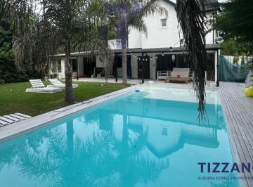 Casa · 350m² · 5 Ambientes · 6 Cocheras · Casa en Alquiler en Village del Parque