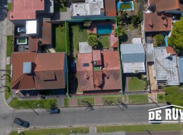 Casa · 236m² · 4 Ambientes · 3 Cocheras · Chalet con Verde y Pileta, Sobre 2 Lotes, Barrio Parque Calchaqui