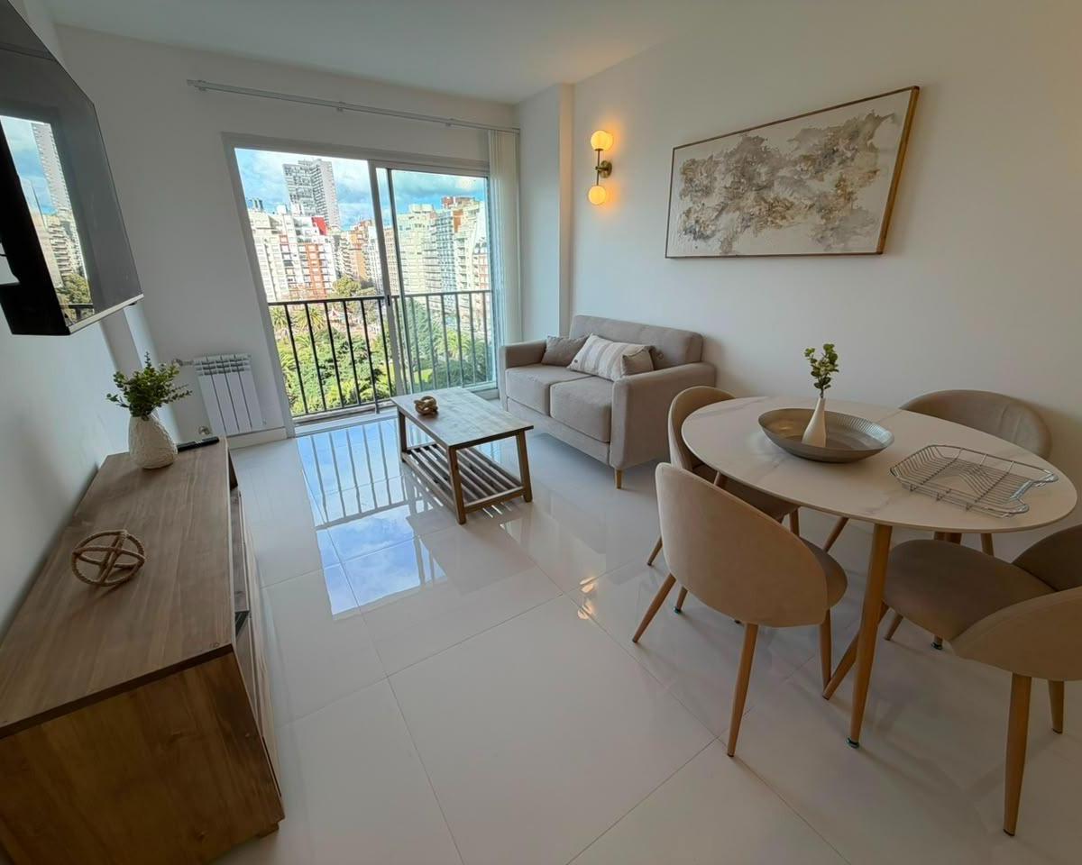 Al ingresar, amplio pasillo recibidor. Cocina con península, mesada tipo Silestone. Ventilacion natural. Living comedor con vista a plaza Colón y al mar. Baño completo hecho a nuevo