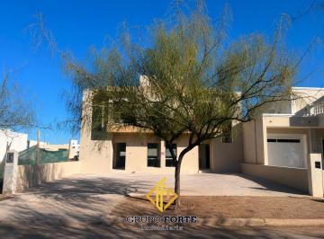 Casa · 114m² · 3 Ambientes · 1 Cochera · Oportunidad 3 Dorm. Docta