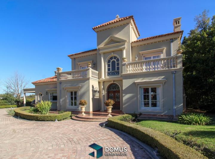 Casa · 432m² · 4 Dormitorios · 2 Cocheras