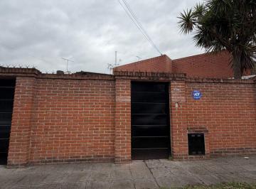 Casa de 3 ambientes, Hurlingham · Casa con 2 Dorm. en Alquiler en Villa Tesei