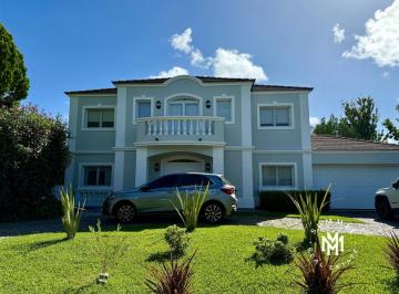 Casa · 260m² · 5 Ambientes · 4 Cocheras · Casa en Venta 5 Amb con Cochera Cerrada.
