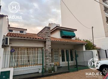 Casa de 5 ambientes, Quilmes · Hermoso Chalet 5 Ambientes con Amplio Patio y Salón en Bernal