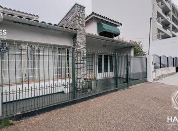 Casa Venta 395m² de 5 ambientes · Hermoso Chalet 5 Ambientes con Amplio Patio y Salón en Bernal