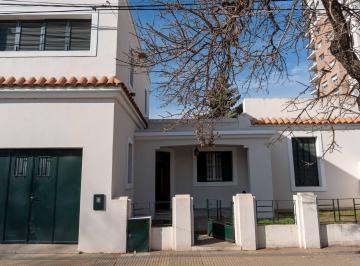 Casa · 186m² · 4 Ambientes · 1 Cochera · Casa Céntrica a Una Cuadra de Plaza San Martín
