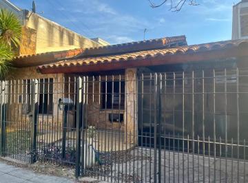 Casa · 184m² · 5 Ambientes · 3 Cocheras · Chalet de Cuatro Dorm. Muy Bien Ubicado