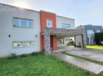 Casa · 200m² · 5 Ambientes · 2 Cocheras · Casa en Barrio Privado Tierras del Mar