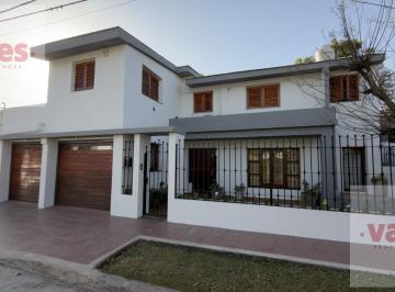 Casa · 307m² · 6 Ambientes · 2 Cocheras · Casa de 3 Dorm. en Venta en Alto Verde