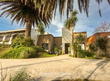 Casa · 125m² · 3 Ambientes · 2 Cocheras · Moderno Chalet de Categoria con Piscina. Barrio Caisamar