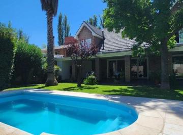 Casa de 12 ambientes, Chacras de Coria · Propiedad con Dos Viviendas en Chacras de Coria