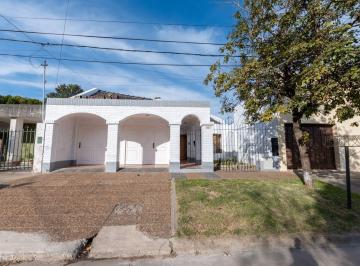 Casa · 318m² · 4 Ambientes · 2 Cocheras · Casa de 3 Dorm con Pileta a m de Aristóbulo