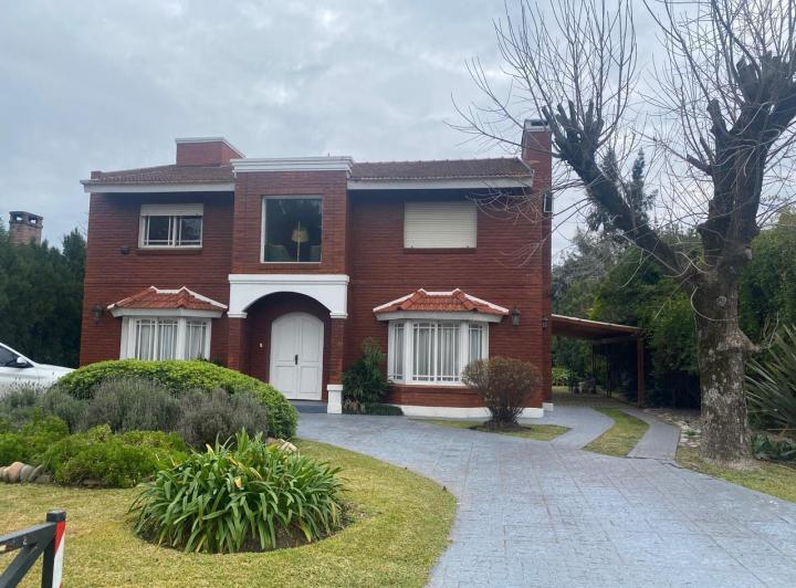 Casa · 155m² · 6 Ambientes · 2 Cocheras