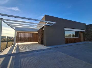 Casa · 203m² · 4 Ambientes · 2 Cocheras · Casa en Venta 4 Ambientes con Jardin y Parrilla