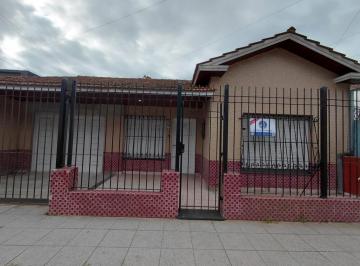 Casa · 190m² · 4 Ambientes · 1 Cochera · Venta Chalet Al Frente con Garaje, Patio y Jardin