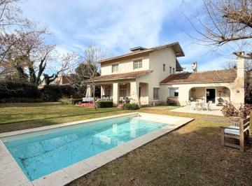 Casa · 315m² · 4 Ambientes · 2 Cocheras · Casa en Alquiler Temporario, Barrio La Escondida