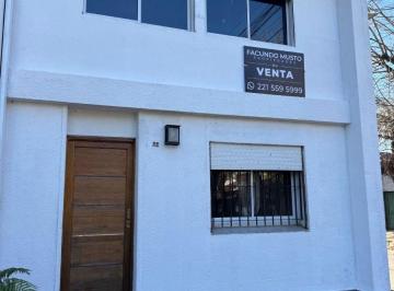 Casa de 4 ambientes, La Plata · Duplex en Venta, Ubicado en Una Esquina con Dos Dorm., Amplio. Oportunidad! Apto Banco!