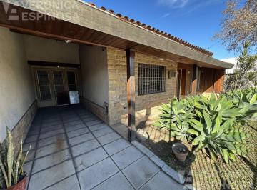 Casa · 130m² · 3 Ambientes · 2 Cocheras · Casa Venta en Moron Sur, 3 Ambientes Patio